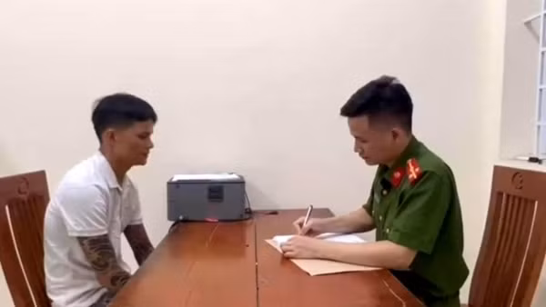 Đang ngồi uống nước, thanh niên bị côn đồ đánh nhập viện