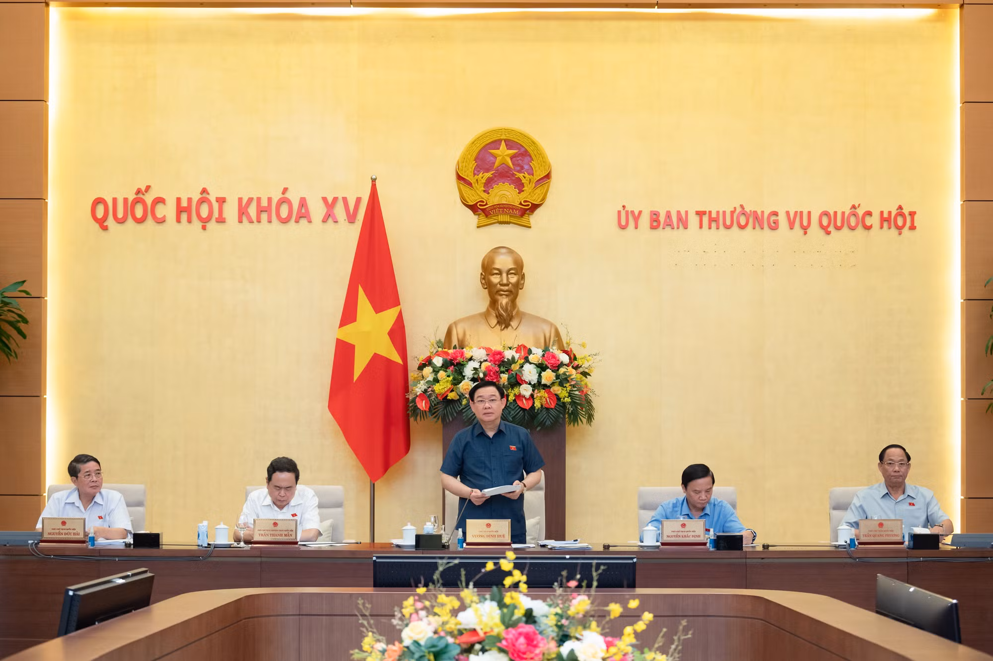 Uỷ ban Thường vụ Quốc hội họp giữa hai đợt của Kỳ họp thứ 5, cho ý kiến 17 luật, nghị quyết -0