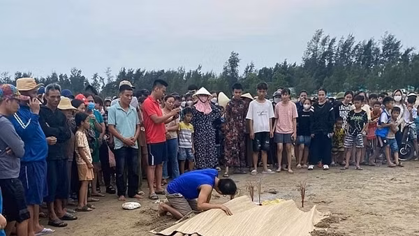 Ông dẫn các cháu đi tắm biển, 3 cháu bị đuối nước