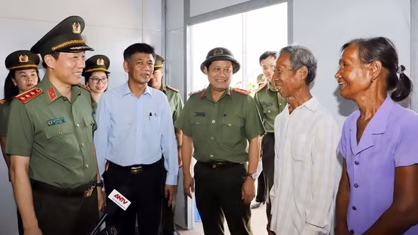 Bộ Công an trao kinh phí hỗ trợ xây dựng 1.200 căn nhà tặng các hộ nghèo ở Sóc Trăng