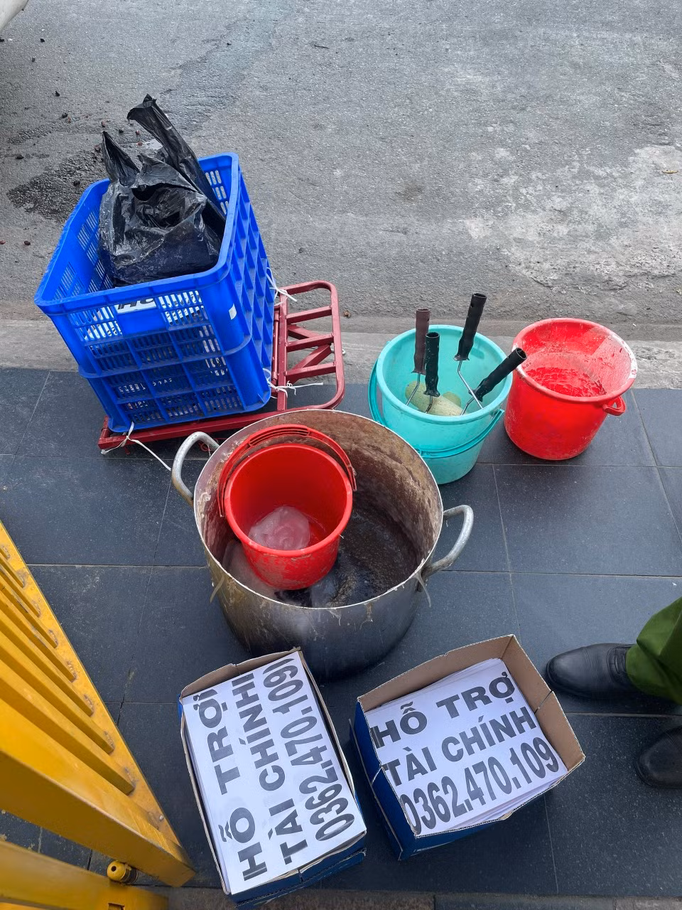 Liên tục phát hiện, xử lý nghiêm nhiều đối tượng dán quảng cáo trái phép -0