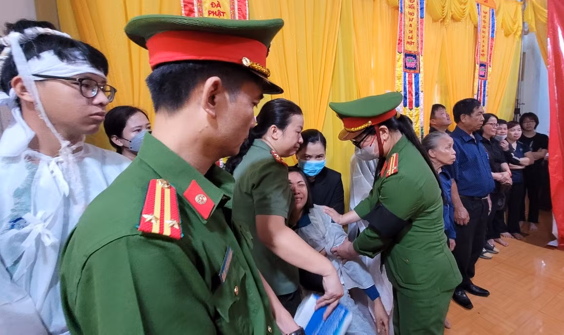 Xót xa tiễn biệt 4 chiến sĩ Công an xã hy sinh khi làm nhiệm vụ -0