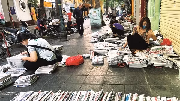 “Chợ báo giấy” buổi sớm - một nét văn hóa của người Hà Nội