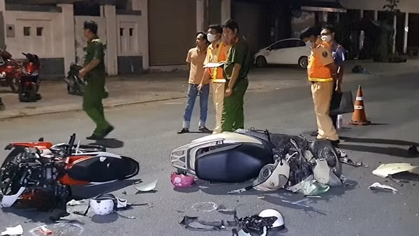 2 xe máy tông nhau trên đường bờ kè sông Tiền, 4 người thương vong