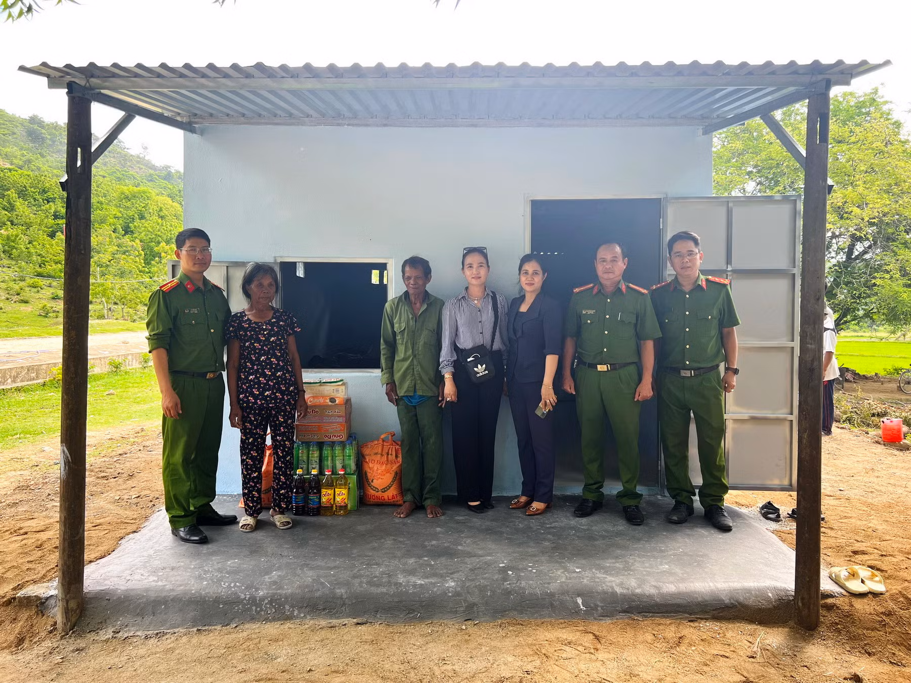 Trại tạm giam Công an tỉnh Ninh Thuận trao tặng nhà tình nghĩa thứ ba cho gia đình khó khăn -0
