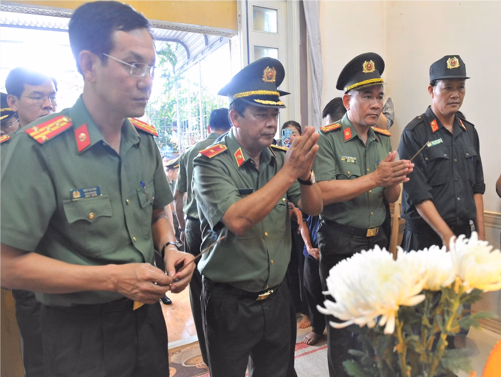 Thứ trưởng Lương Tam Quang thăm hỏi gia đình 4 cán bộ, chiến sĩ Công an xã hy sinh khi làm nhiệm vụ -0