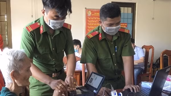 Công an Trà Vinh hoàn thành việc cấp Căn cước công dân gắn chip điện tử