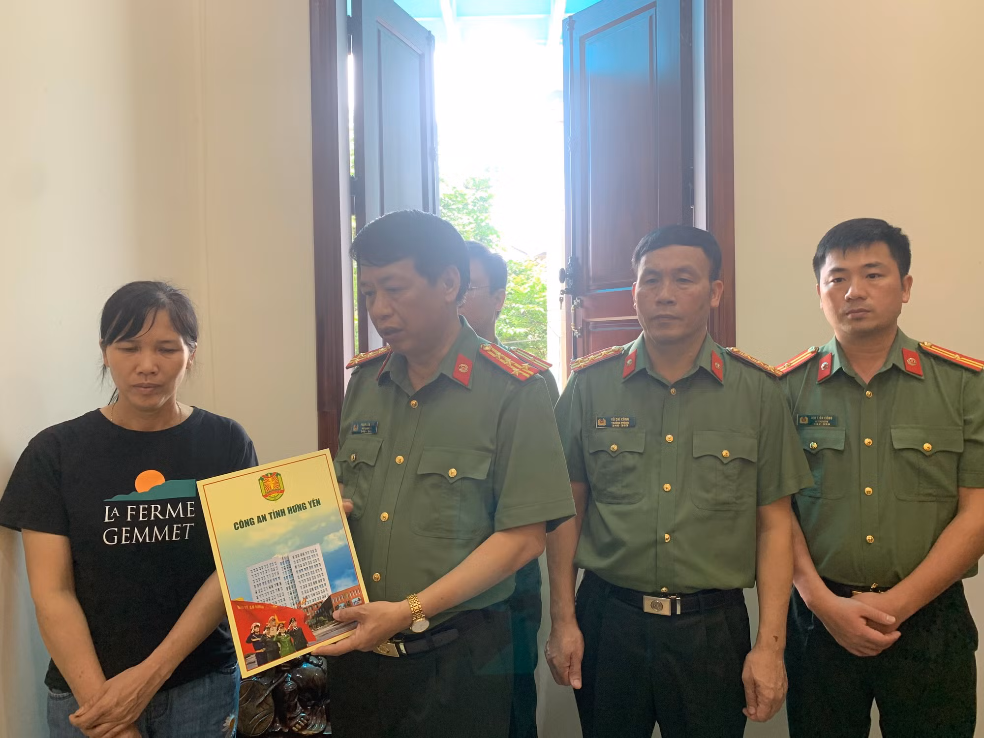 Công an tỉnh Hưng Yên thăm hỏi, động viên thân nhân các liệt sỹ hy sinh và cán bộ chiến sỹ Công an bị thương tại tỉnh Đắk Lắk -2