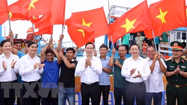 Chủ tịch nước tin tưởng đảo Phú Quý sẽ ngày càng giàu đẹp, văn minh