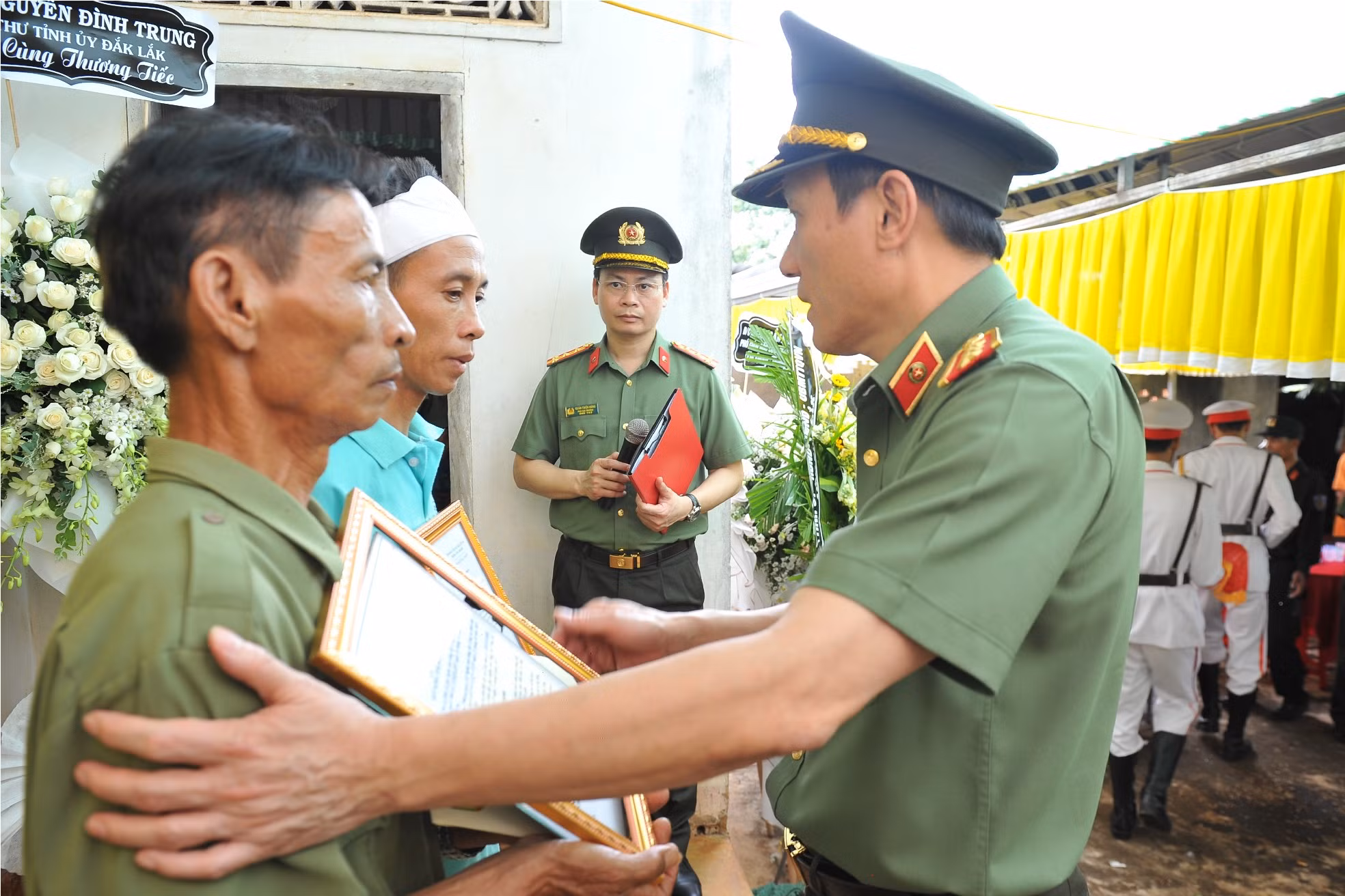 Thứ trưởng Lương Tam Quang thăm hỏi gia đình 4 cán bộ, chiến sĩ Công an xã hy sinh khi làm nhiệm vụ -0