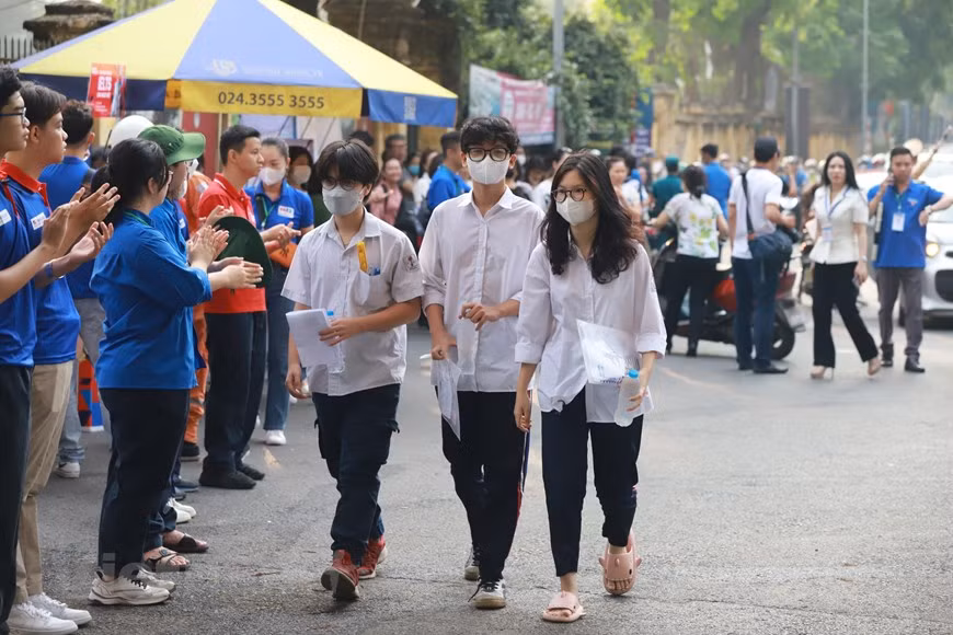 Hai thí sinh vi phạm quy chế trong buổi thi đầu tiên -0