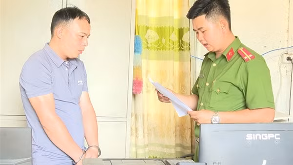 2 cán bộ xã chiếm đoạt tiền điện hỗ trợ người nghèo