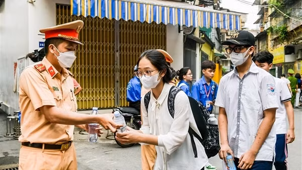 Hơn 100.000 học sinh Hà Nội dự thi môn đầu tiên kỳ thi vào lớp 10