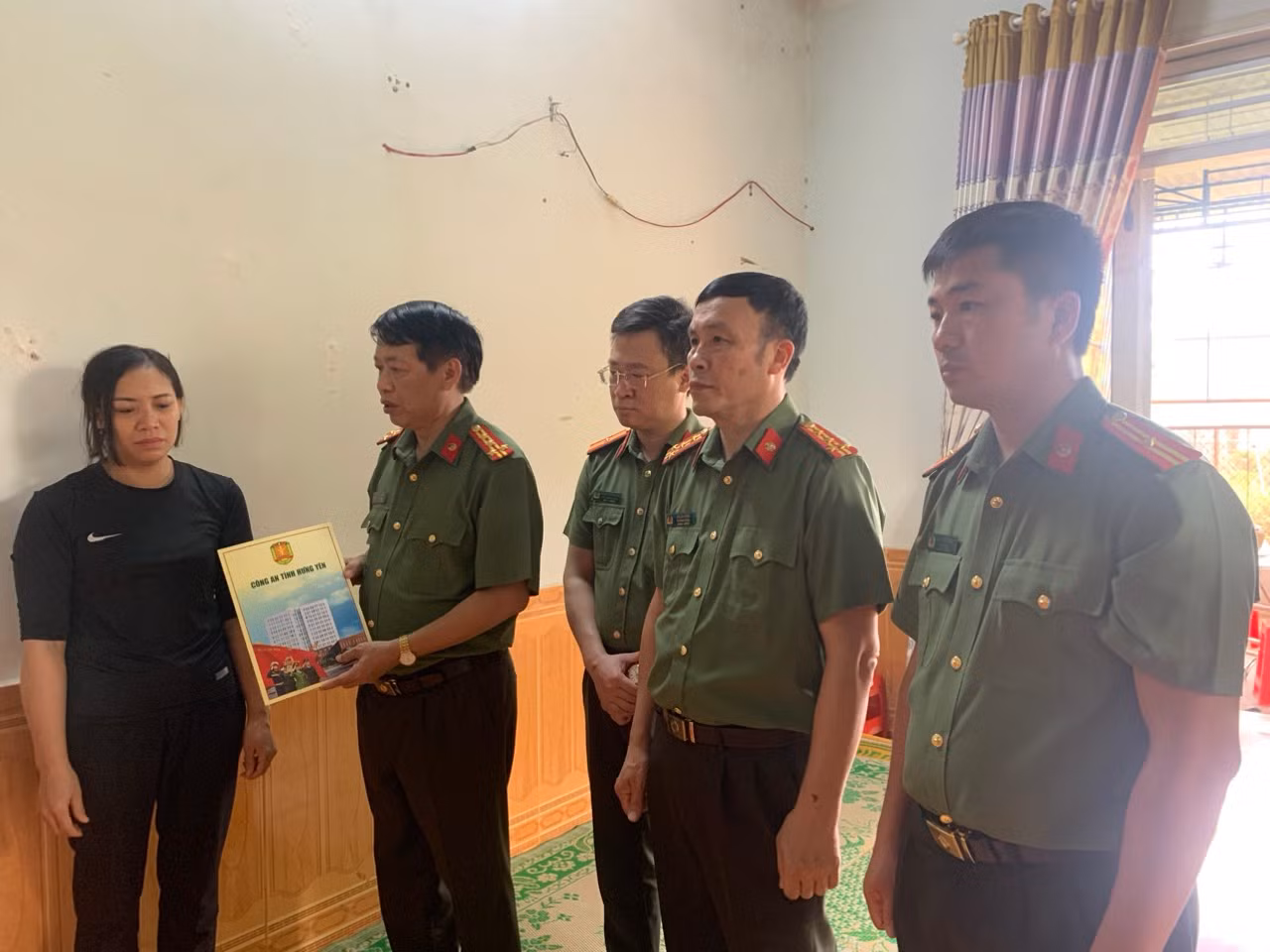 Công an tỉnh Hưng Yên thăm hỏi, động viên thân nhân các liệt sỹ hy sinh và cán bộ chiến sỹ Công an bị thương tại tỉnh Đắk Lắk -1