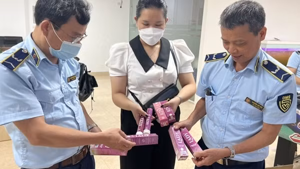 Khởi tố 2 bị can buôn bán hàng giả trên không gian mạng