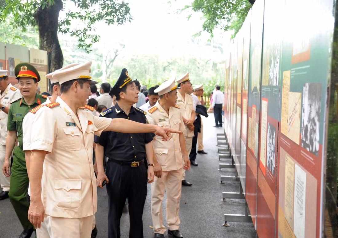 Tổ quốc mãi mãi ghi công các anh hùng, liệt sỹ đã hy sinh anh dũng trên mặt trận đấu tranh phòng, chống tội phạm nói chung, tội phạm về ma túy nói riêng -0