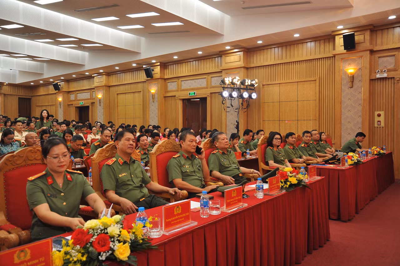 Xây dựng hình ảnh lực lượng quản lý xuất nhập cảnh đẹp, trong lòng nhân dân và du khách quốc tế -0