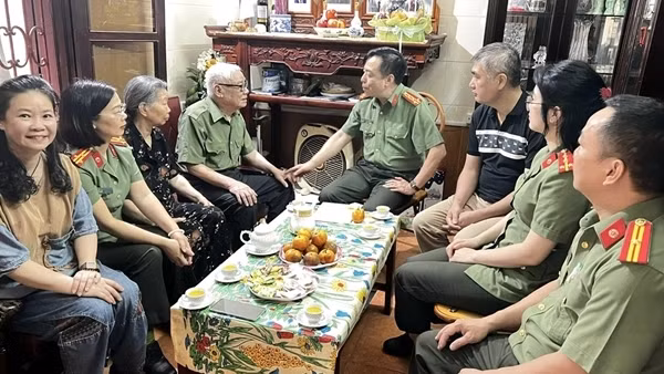 Thăm hỏi, tri ân người cựu binh Điện Biên