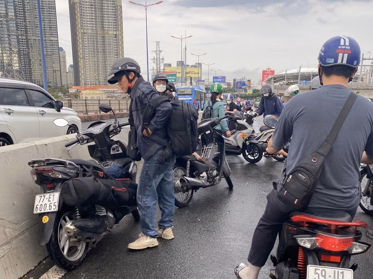 Nhiều sự cố trong những cơn mưa đầu mùa tại TP Hồ Chí Minh -1