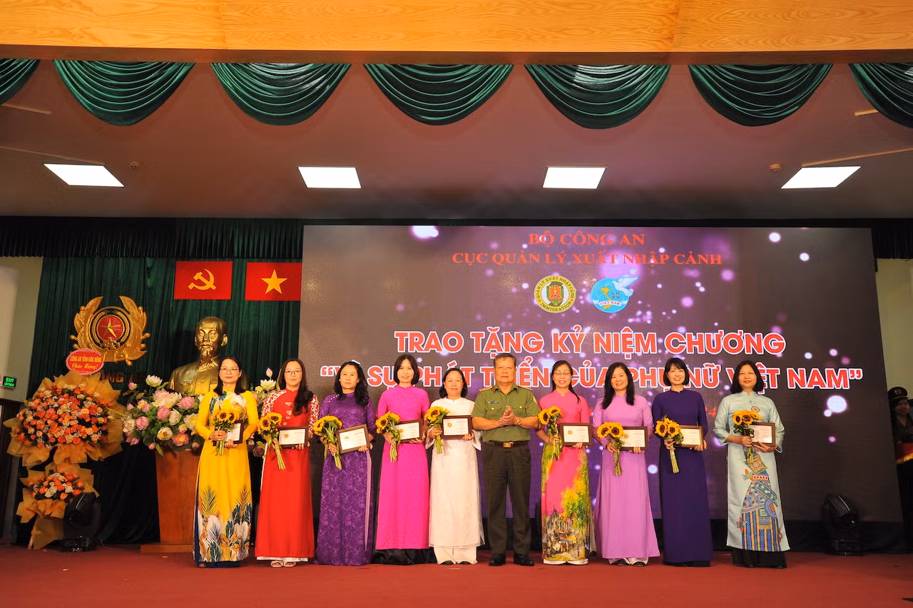 Xây dựng hình ảnh lực lượng quản lý xuất nhập cảnh đẹp, trong lòng nhân dân và du khách quốc tế -0
