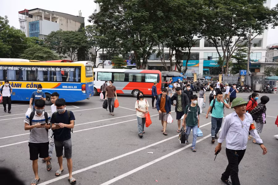 Ngày cuối nghỉ lễ 30/4-1/5: Xe khách vé đồng hạng, bến xe “oằn mình” đón người dân trở lại Thủ đô -0
