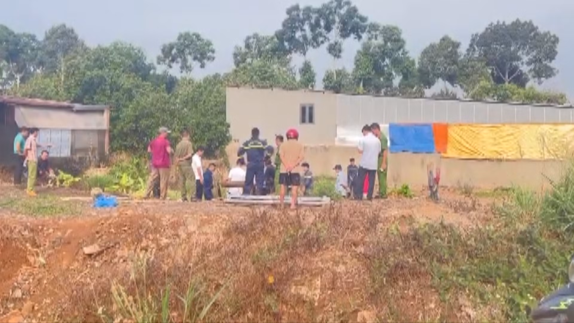 Bé trai mất tích sau 4 ngày đã tử vong dưới giếng nước sâu -0