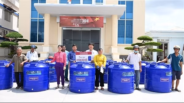 Đong đầy nghĩa tình Agribank Tiền Giang với người dân vùng hạn, mặn huyện Tân Phú Đông