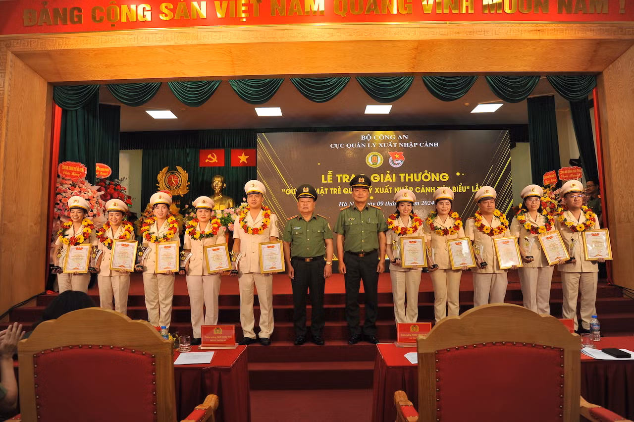 Xây dựng hình ảnh lực lượng quản lý xuất nhập cảnh đẹp, trong lòng nhân dân và du khách quốc tế -0