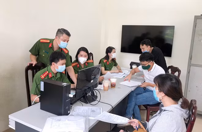Công an quận Nam Từ Liêm hướng dẫn người dân đến làm thủ tục.
