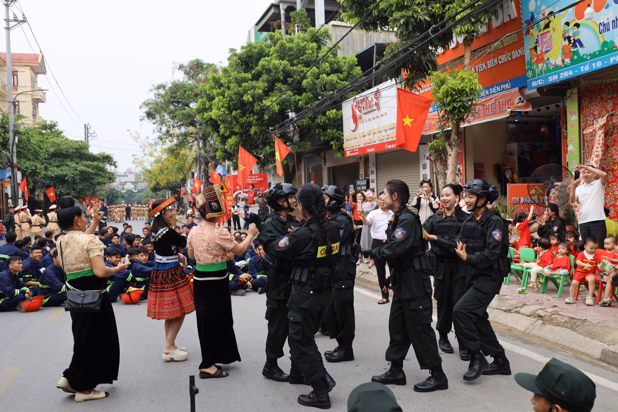 Thắm tình quân dân nơi mảnh đất Điện Biên anh hùng! -1