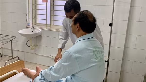 Nam bệnh nhân phải cấp cứu sau khi ăn cá chình ở Côn Đảo