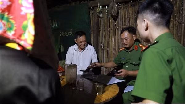 Trưởng Công an thị trấn bám chắc địa bàn, giữ vững an ninh nông thôn ảnh 3