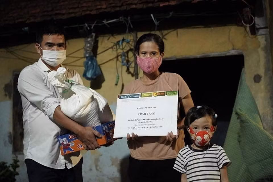 Người thầy sửa điện thoại cũ tặng học trò nghèo -0