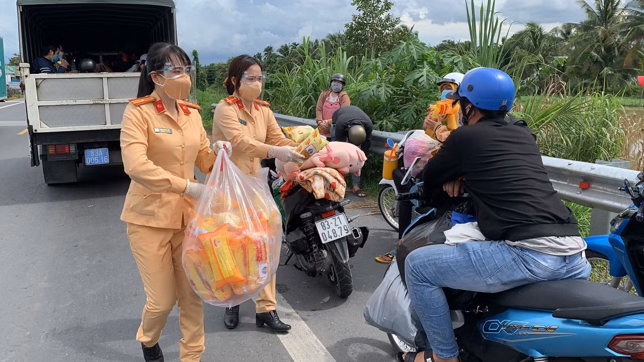 Nữ CSGT tham gia đón người dân về quê tránh dịch -2