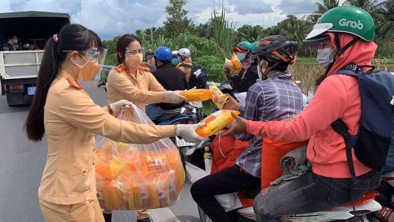 Nữ CSGT tham gia đón người dân về quê tránh dịch -0