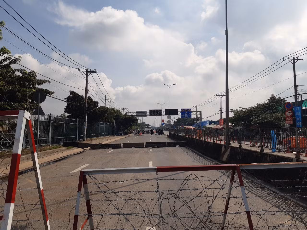 Trao thức ăn, nước uống cho người dân tự phát về quê tại các chốt -4