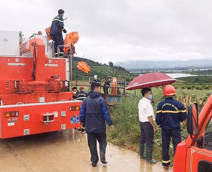 Tìm kiếm 2 người mất tích tại khu vực lòng hồ thủy điện Plei Krông -0