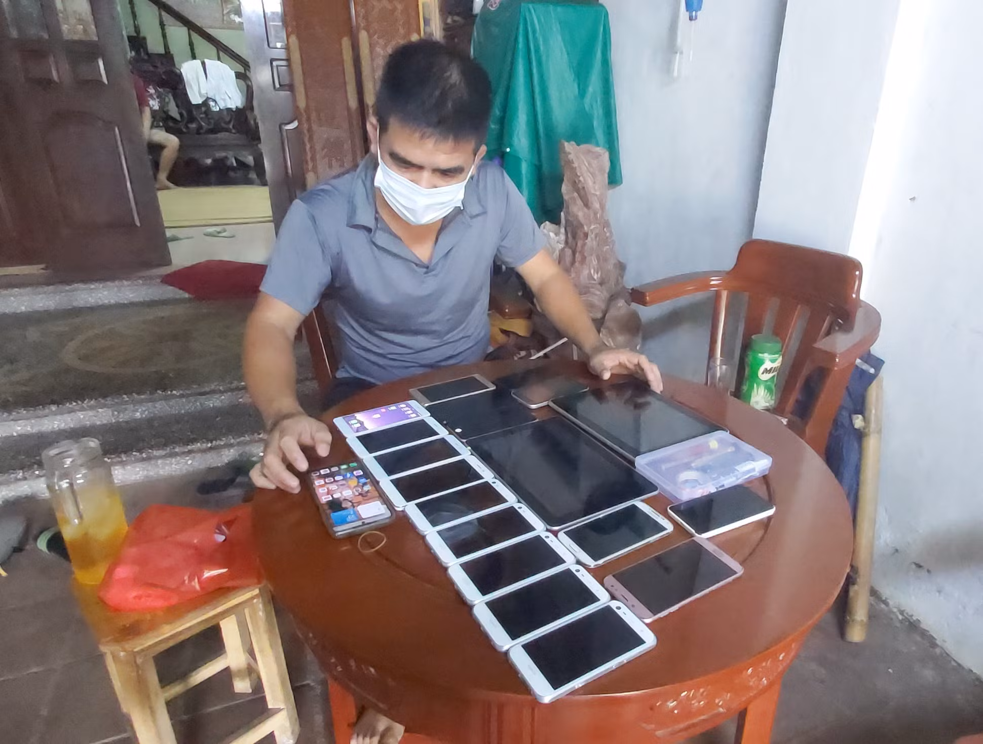 Người thầy sửa điện thoại cũ tặng học trò nghèo -0
