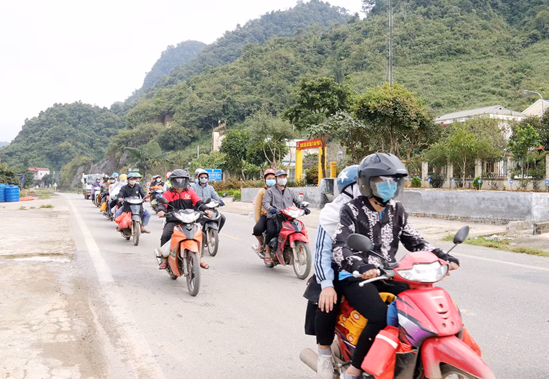 Công an Sơn La trắng đêm hỗ trợ bà con hồi hương -2