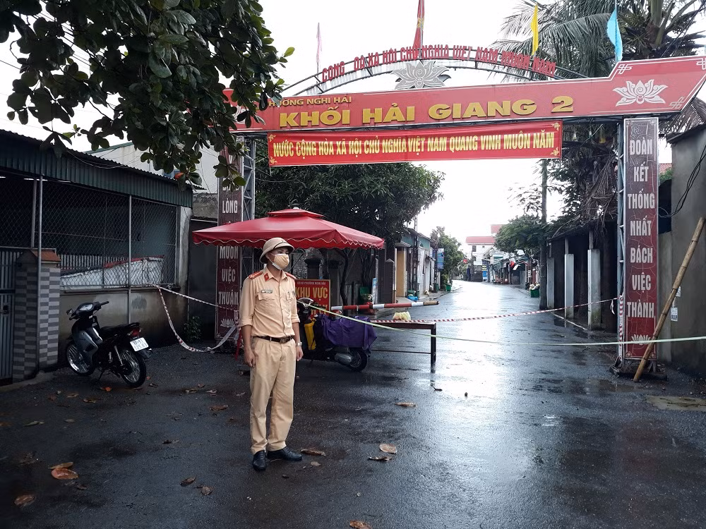 cán bộ công an thị xã cửa lò làm nhiệm vụ tại một khu vực phong tỏa trên địa bàn phường nghi hải.jpg -0