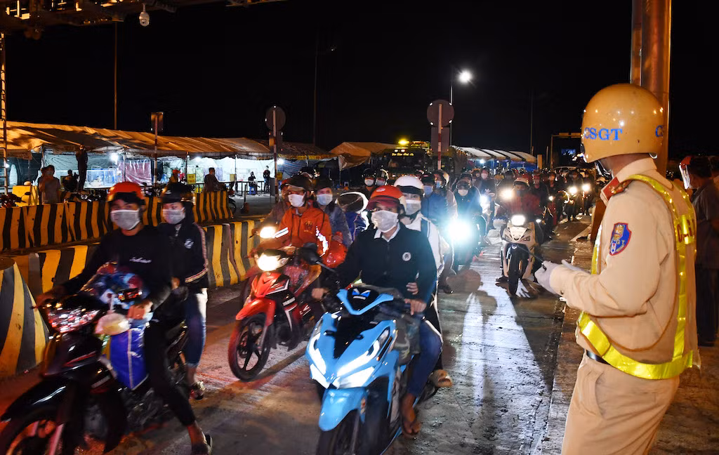 Dòng người tản cư về quê: “Vừa lo sức khỏe nhân dân, vừa ngăn dịch bùng phát” -0