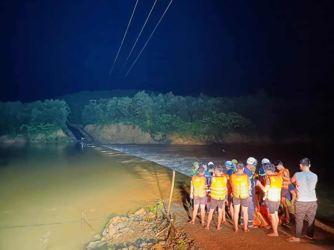 Cứu nạn thành công 3 người dân bị nước lũ cô lập -0