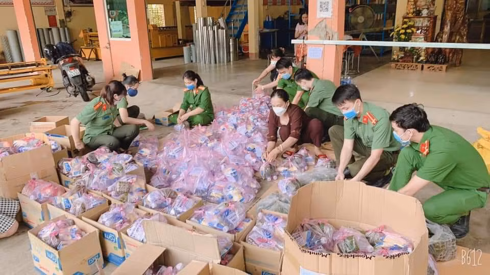 Công an và người dân Quảng Trị chung tay giúp đỡ người về quê từ các vùng dịch -0