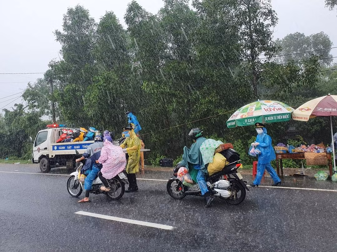 Công an và người dân Quảng Trị chung tay giúp đỡ người về quê từ các vùng dịch -2