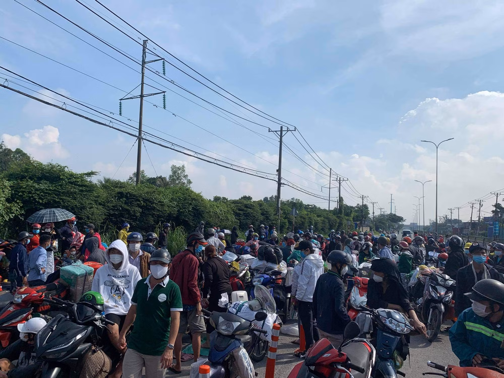 Trao thức ăn, nước uống cho người dân tự phát về quê tại các chốt -6