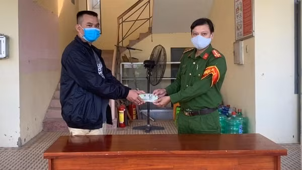 Nữ du khách cảm kích khi nhận lại tài sản từ Công an phường ảnh 5