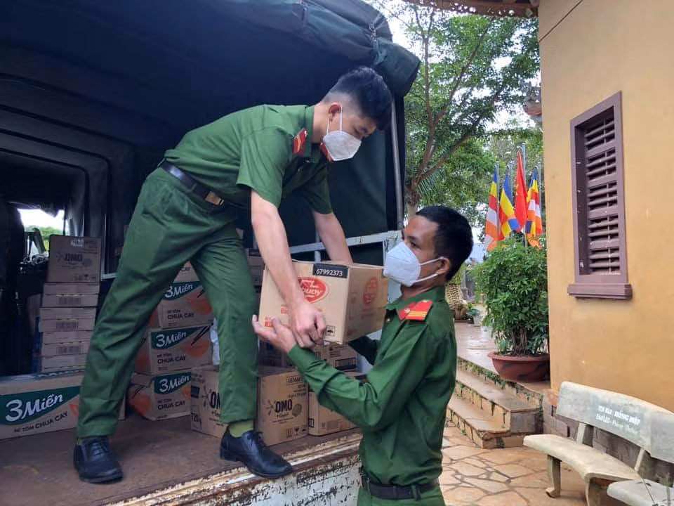 c.an huyện cư m'gar hỗ trợ thực phẩm cho bà con khu cách ly.jpg -0