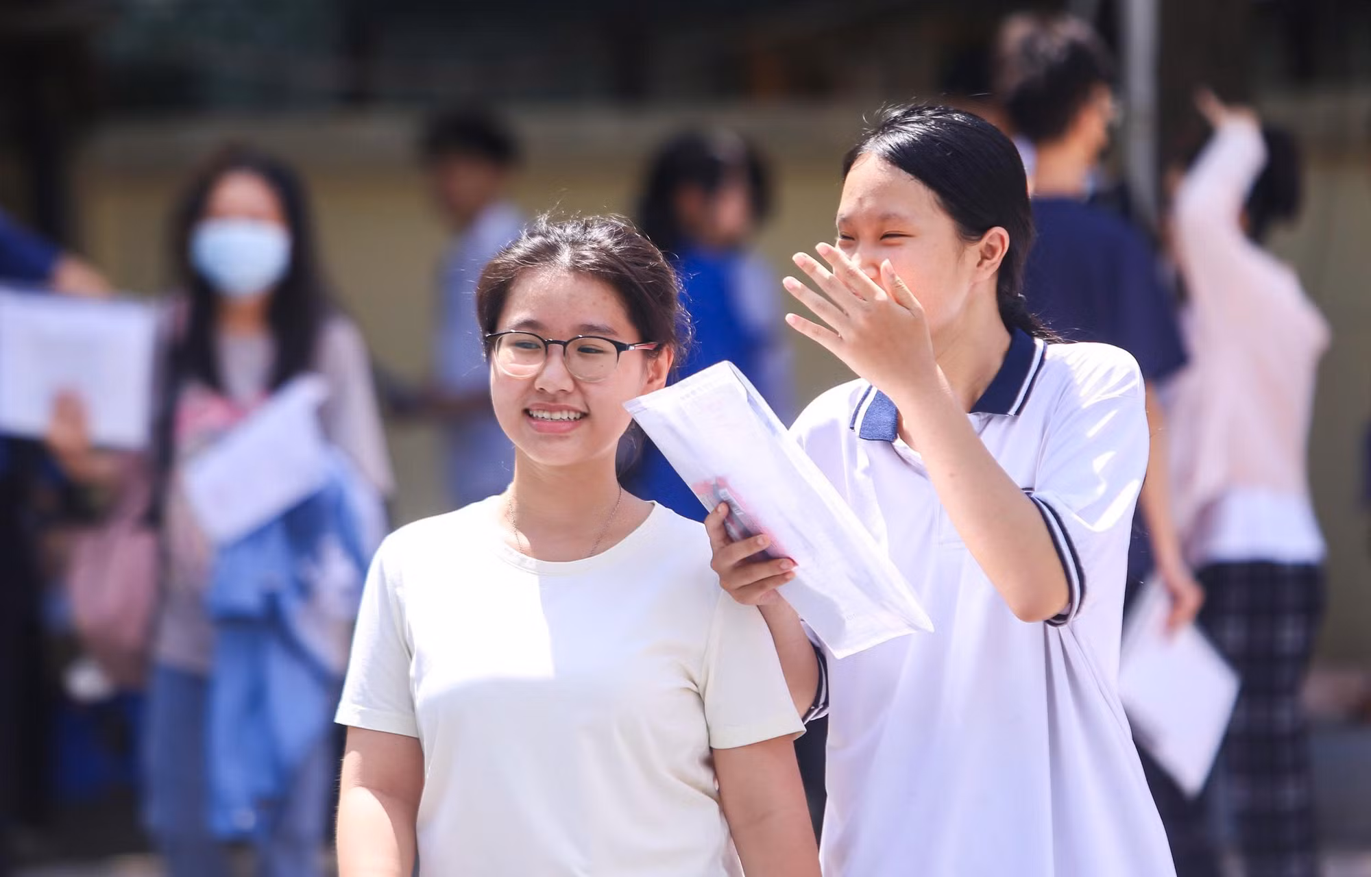 Sĩ tử Hà Nội đội nắng làm thủ tục dự thi tốt nghiệp -0