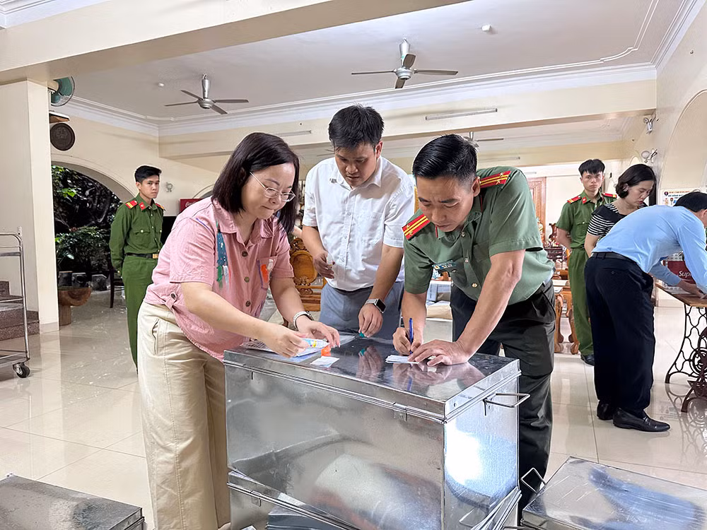 Công an đảm bảo trật tự, giúp đỡ phụ huynh, thí sinh tại các điểm thi -0