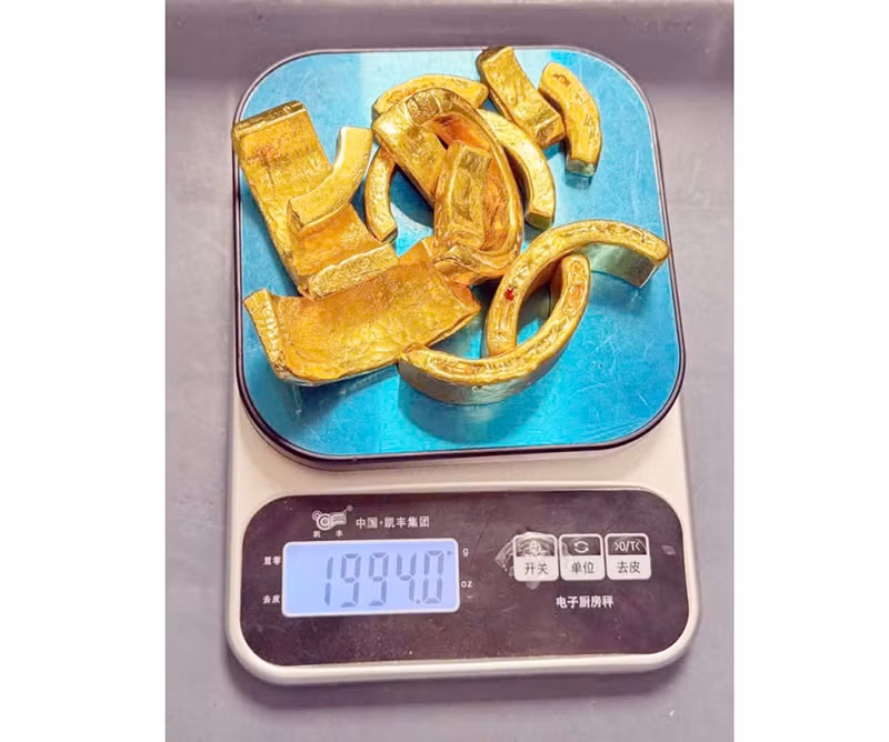 Đối tượng người nước ngoài giấu gần 2kg nghi là vàng trong máy ảnh -0
